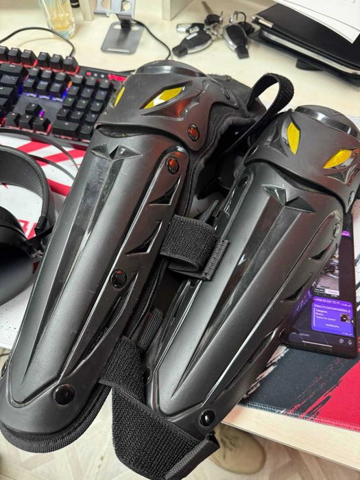 мотоботы, наколенники