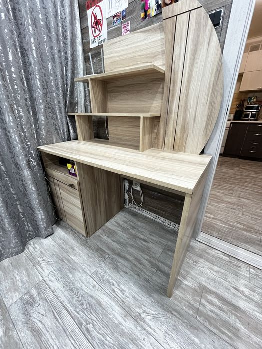 Продам стол в детскую комнату