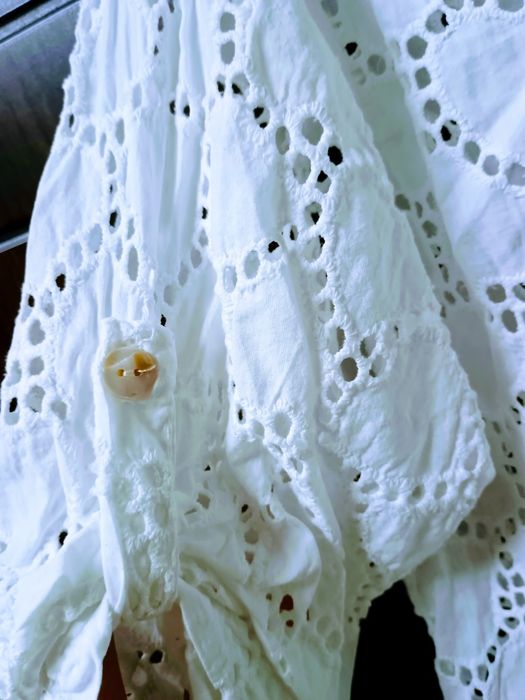 Нови снежно бяла туника и жилетка