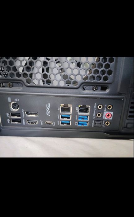 Продавам настолен компютър без монитор