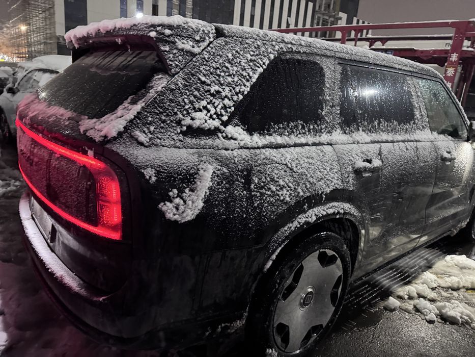 Zeekr 9x 70 kv full black edition sideniya aylanadi 2ta manitor bor