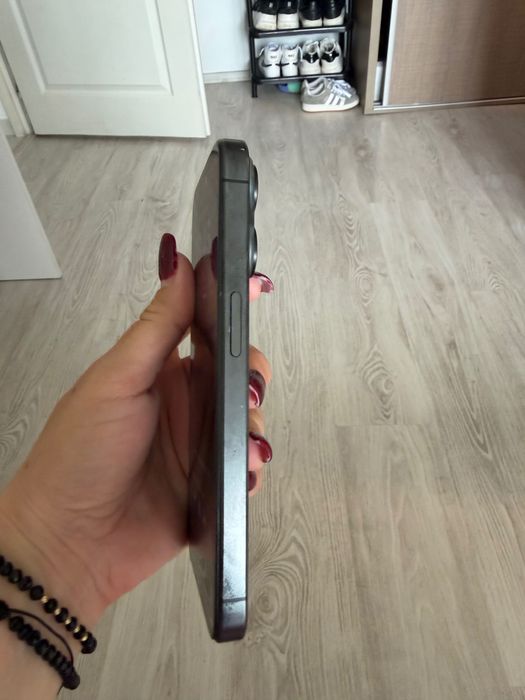 iPhone 15 Pro în stare foarte bună.