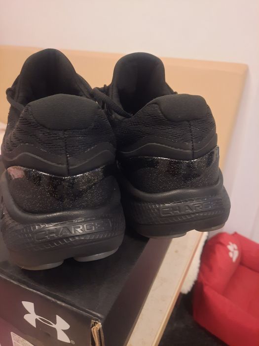 Vând adidasi Under Armour