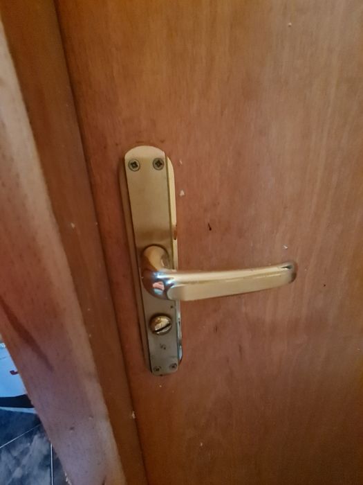 Врата , врати за баня интериорни, брави