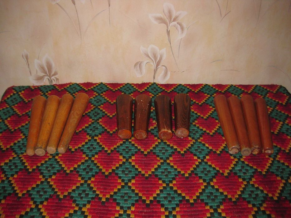 Стари, букови крака за мебели.
Цени 8-10 евро.
Пращам по Еконт.