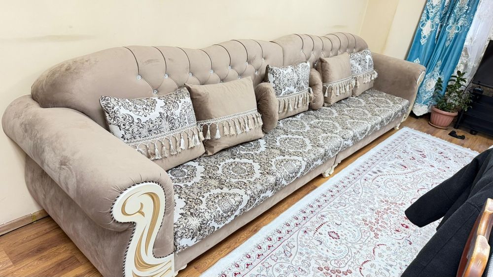 Диван с подушками