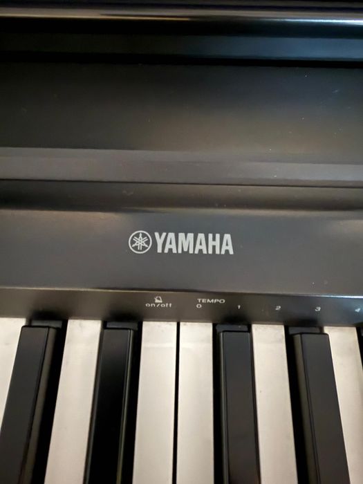 Pian digital Yamaha P-45 + stativ mobilier + scaun + căști – set
