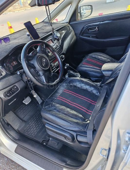 Автомобиль Kia carens