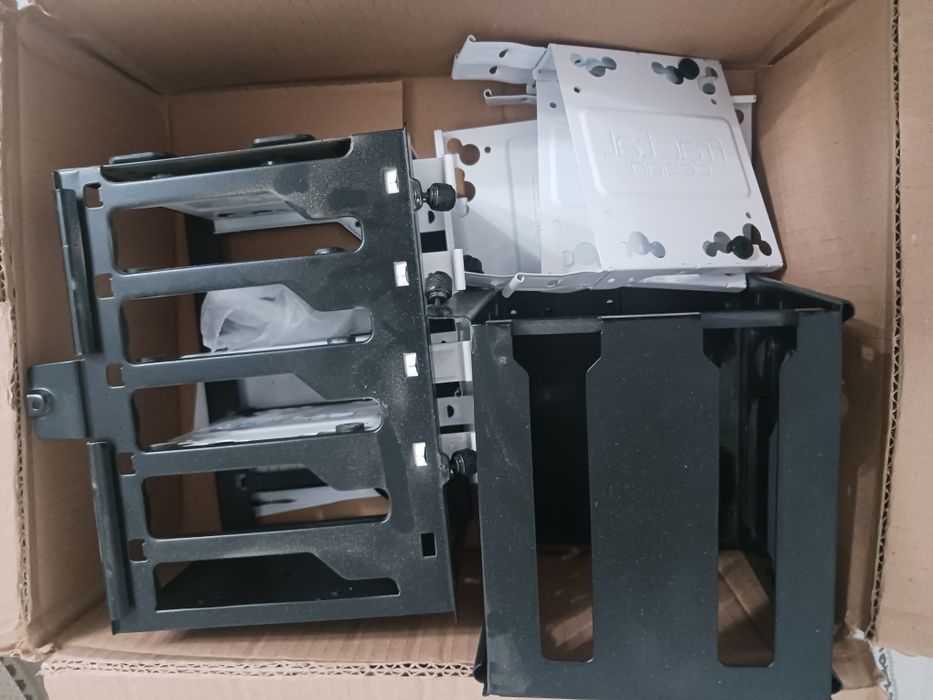 Vând carcasa Fractal Design R5 antifonata cu geam transparent