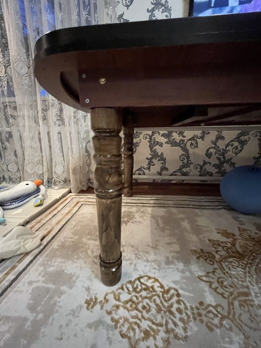 Продою стол для гостей