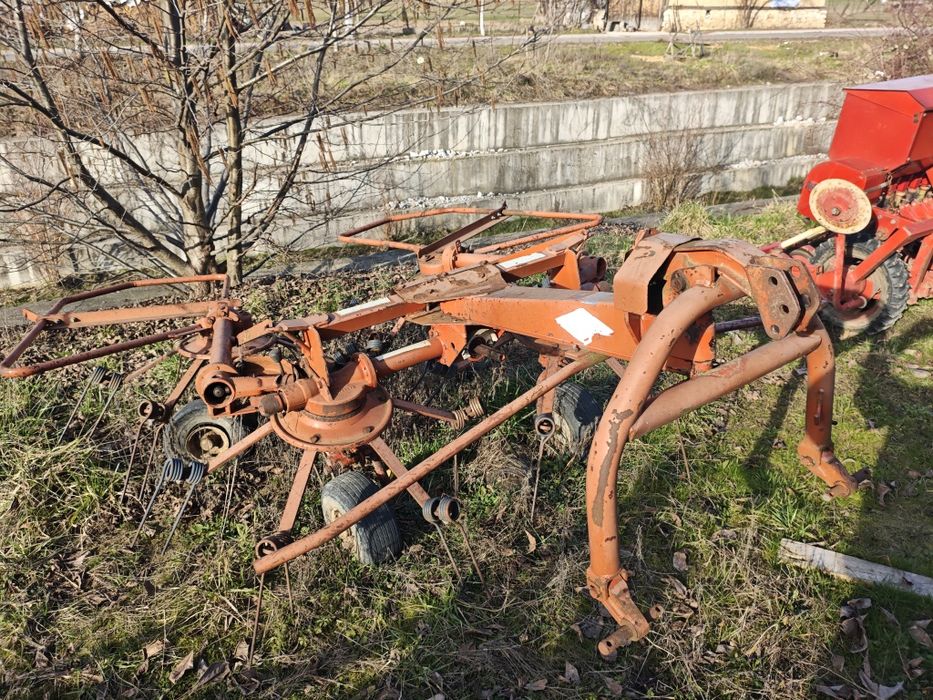 Grebla kuhn de împrăștiat, răsfirat fan, răvășit ; împrăștietoare