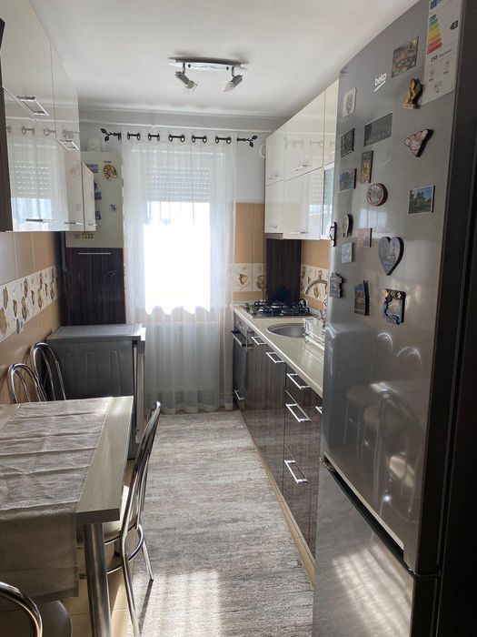 Inchiriez apartament cu 3 camere, mobilat și utilat .