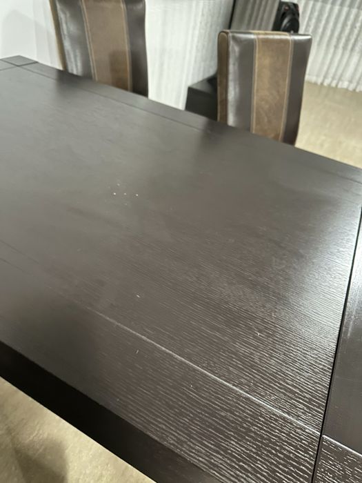 Masă din lemn extensibilă cu 8 scaune din piele