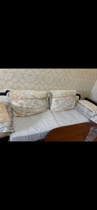 Продаётся диван с двумя креслами и подушками Б/У состояние нормальное.