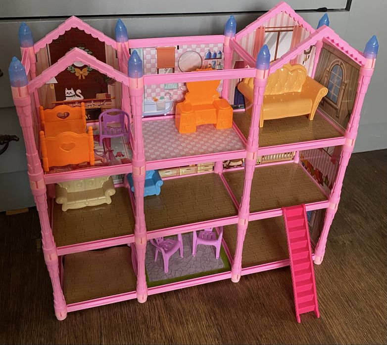 Кукольный домик с мебелью