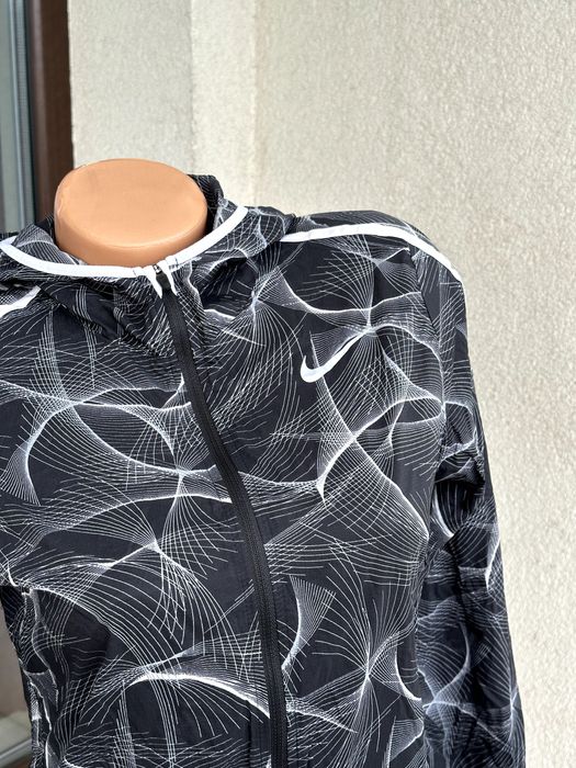 Дамска ветровка Nike Shield - размер S, много добро състояние