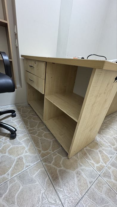 Стол-шкаф с тумбами