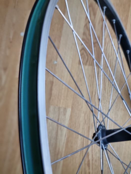 Roti bicigleta Shimano si un cadru.