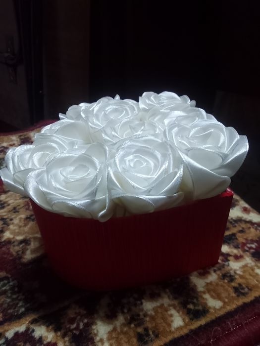 Розы из атласных лент.