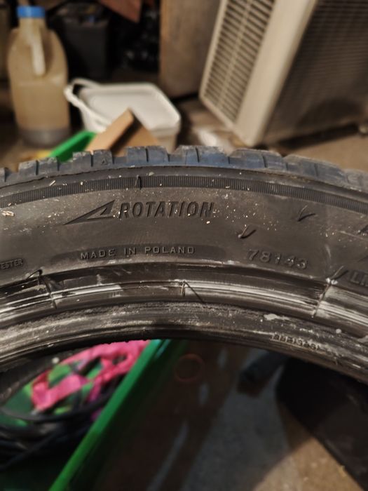 Гуми  225х45х18   bridgestone зимни  на  един сезон около 5000км са минати !