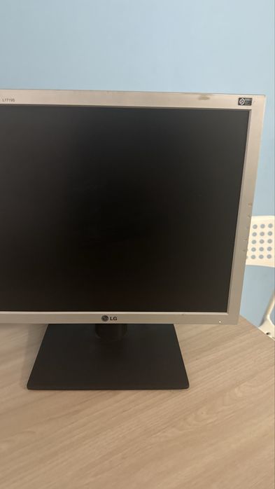 Срочно продам стол компьютерный и кресло