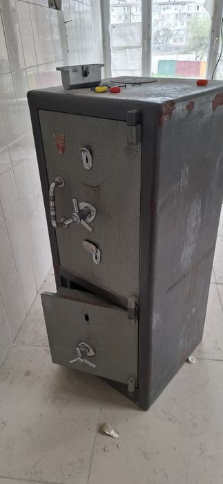 Сейф металлический