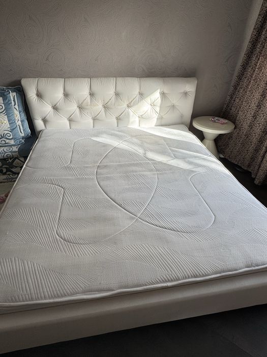 Кровать двуспальная с матрасом