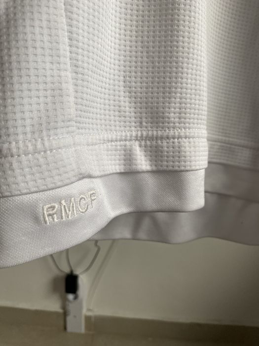 Оригинална тениска на Реал Мадрид S пасва и за М - Супер цена!