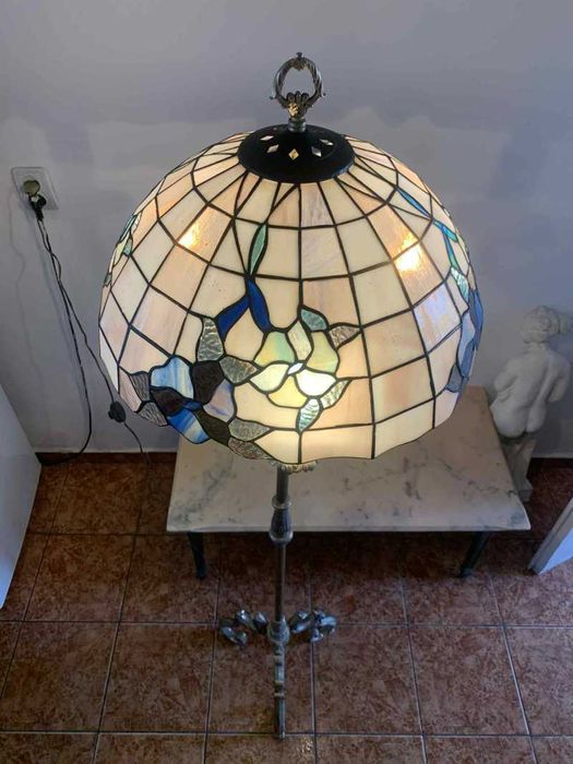 Veioza cu picior din bronz si abajur Tiffany