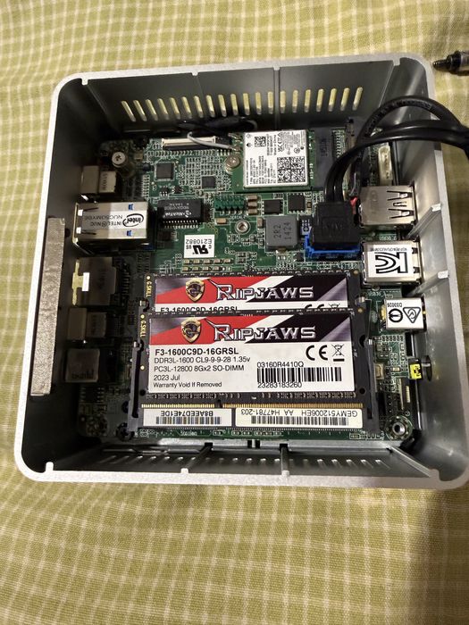 Intel NUC5i3MYBE + cadou