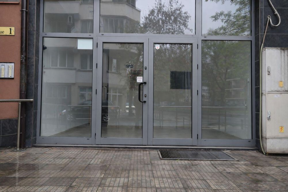 Дава се под наем Магазин в Пловдив, Кючук Париж - 38 кв.м за 388.62 € - Снимка #1