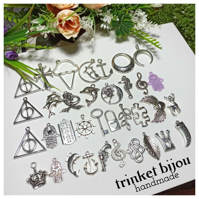 Кулон с символикой даров из Гарри Поттера.