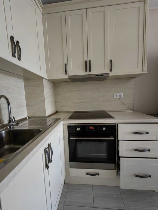 Кухня по поръчка от MDF с естествен дъбов фурнир + Blum механизми