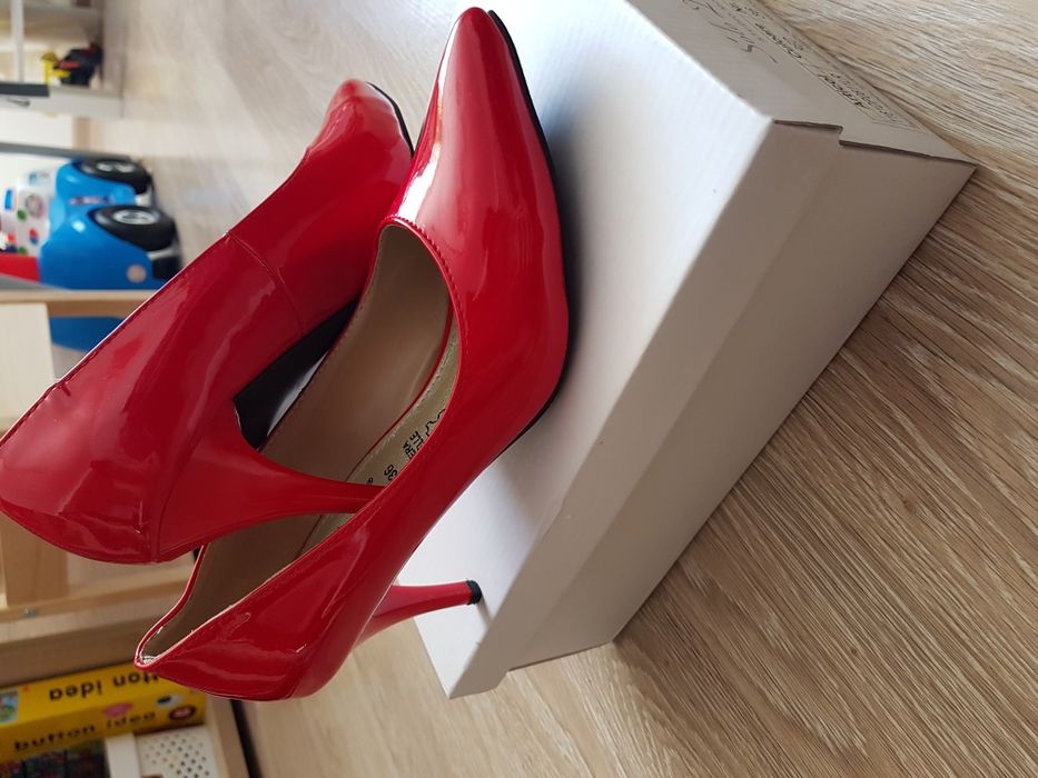 Pantofi de piele rosii