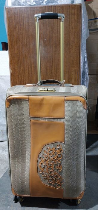 Продам чемодан на колёсах