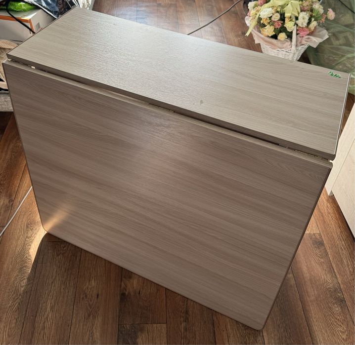 Продам стол.