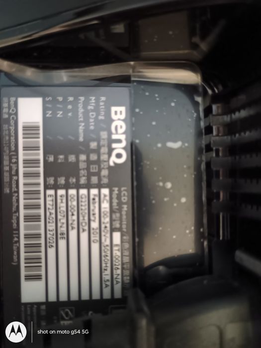 Напълно запазен настолен компютър HP, с качествен Full HD монитор BENQ ET 0026 NA, 21,5 инча, hp клавиатура и мишка, кабели