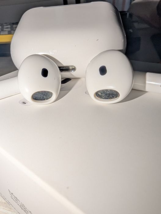 Airpods 4 ANC (Active Noise-Cancelling)
