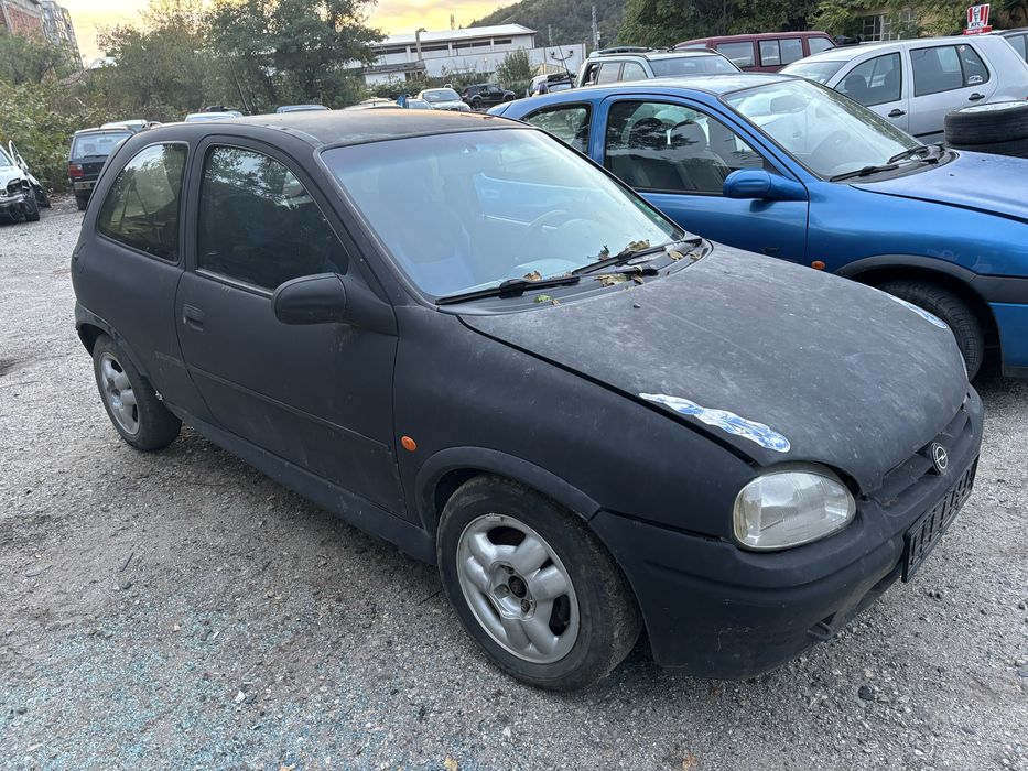 Опел корса Б 1.4 1.6 бензин на части. Може и цяла.