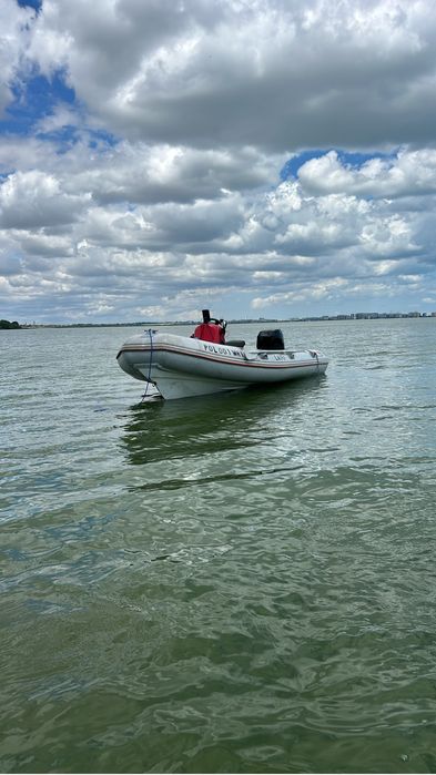 Barca RIB Valiant V-490 cu motor 40 cp si peridoc
