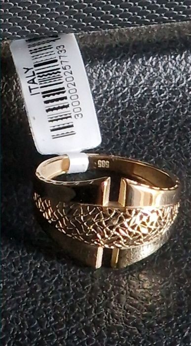Продам женский кольцо золото