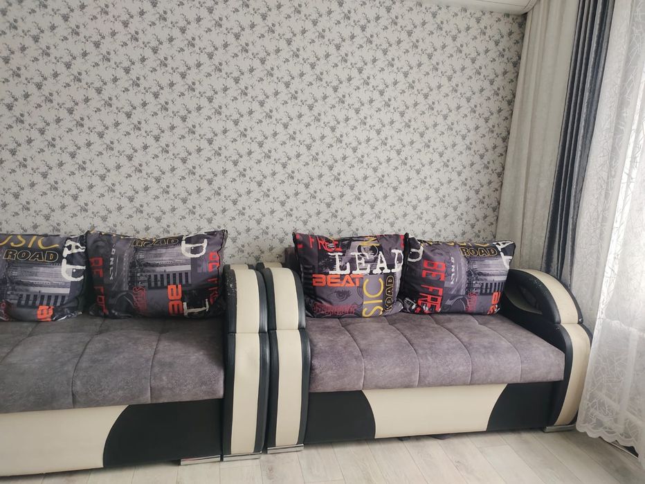 Продам 2 дивана с подушками