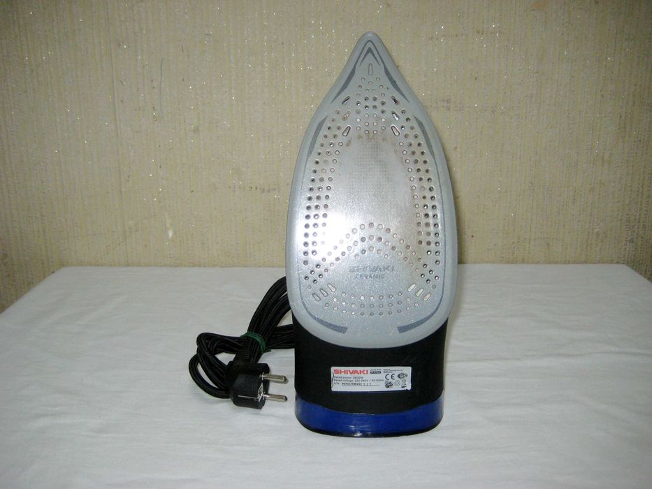 Утюг SHIVAKI 2600W идеальном рабочим почти новым состоянии!