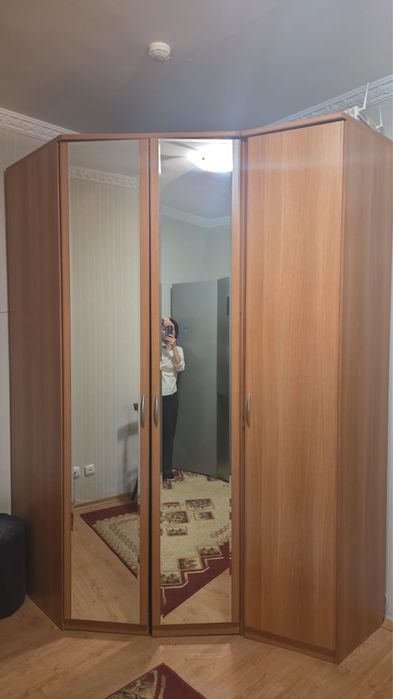 Срочно продаю шкаф угловой