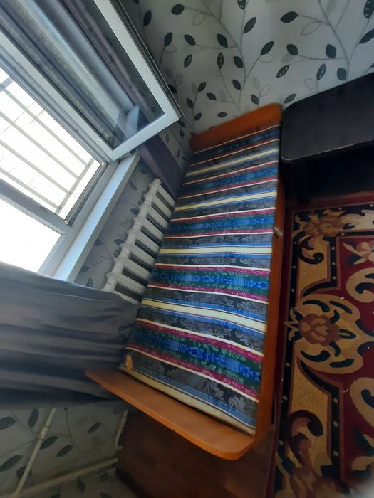 Кровать с матрасом срочно продам