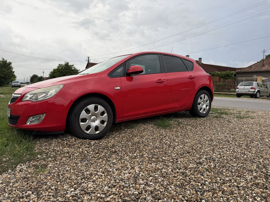 Se vinde Opel astra j an 2012