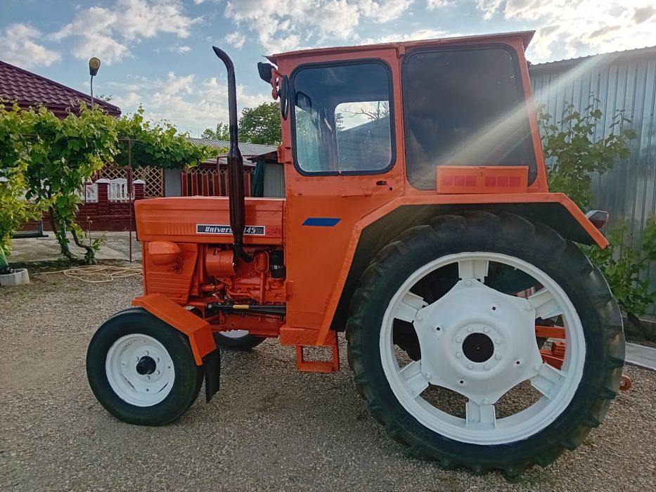 Tractor universal u445