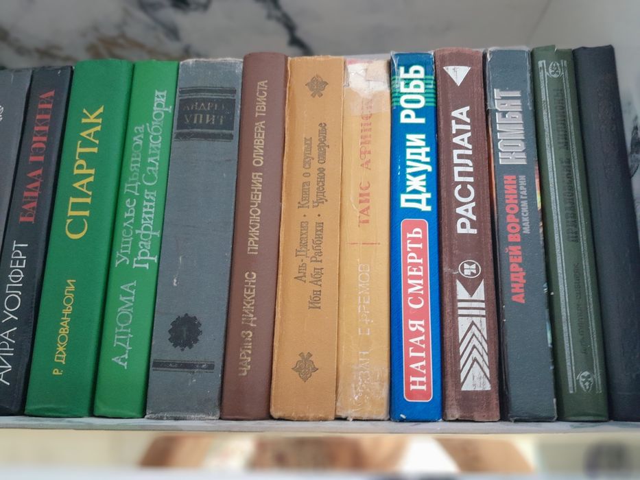 Продам книги недорого.