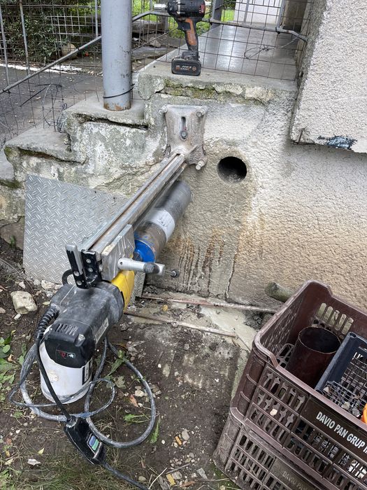 Gaură hota centrala aerisire carotare 150lei