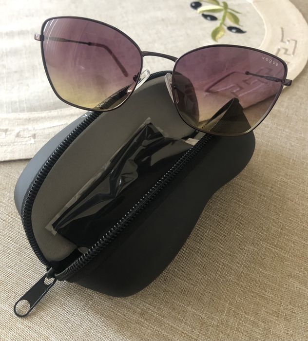 Дамски слънчеви очила Vogue, розово-лилава бленда на стъклата